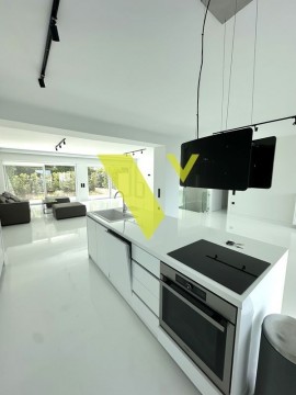 (Προς Ενοικίαση) Κατοικία Μεζονέτα || Ανατολική Αττική/Βουλιαγμένη - 210 τ.μ, 4 Υ/Δ, 4.200€