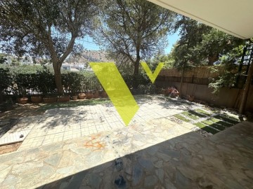 (Προς Ενοικίαση) Κατοικία Μεζονέτα || Ανατολική Αττική/Βουλιαγμένη - 250 τ.μ, 4 Υ/Δ, 3.000€